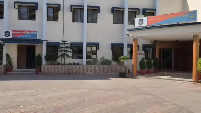 પોરબંદર શહેર: પોરબંદરના કડીયાપ્લોટ વિસ્તારના આધેડનું મોત, ઘરમાં પડી જવાથી કે કુદરતી કારણસર મોત થયાની આશંકા