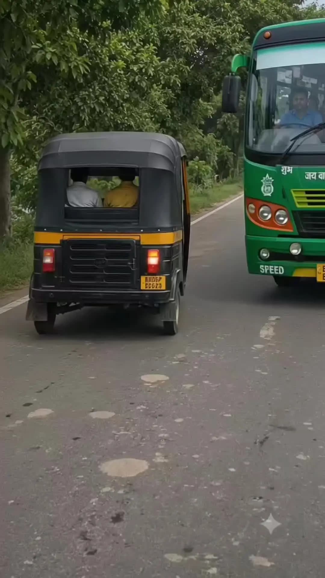 “एक ग्रामीण सड़क पर एक यात्री बस तेज़ी से आ रही है। सड़क के दोनों तरफ जाने की कोशिश में बस अचानक अपना संतुलन खो देती है
