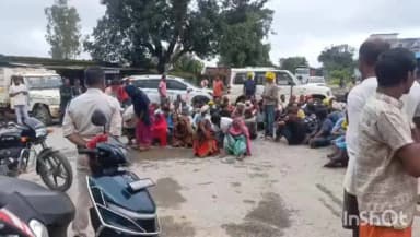 प्रतापपुर: पोड़ी मोड़ में आक्रोशित ग्रामीणों ने हाथी के हमले में ग्रामीण की मौत के बाद चक्काजाम कर स्थायी समाधान की मांग की