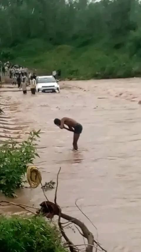जिला कटनी तहसील बरही के अंतर्गत आने वाले गांव करचूलिया मैं छोटा पुल होने के कारण उम्र और नदी तूफान पर जोखिम मैं जानडालकर