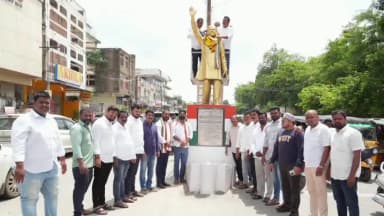 కామారెడ్డి: నిజాంసాగర్ చౌరస్తాలోని రాజీవ్ గాంధీ విగ్రహానికి నివాళులర్పించిన డీసీసీ అధ్యక్షుడు ఏలే మల్లికార్జున్