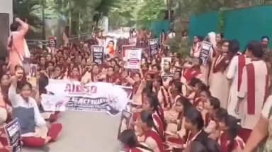 హిమాయత్ నగర్: మా అనుమతి లేకుండా శక్తి స్కీమ్లో చేర్చొద్దు యూసఫ్ గూడాలో విద్యార్థినుల ఆందోళన