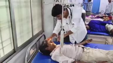 महोबा: ननौरा गांव में सांप ने बुजुर्ग को काटा, बुजुर्ग ने लाठी से पीटकर सांप को मार डाला, अस्पताल लेकर पहुंचे