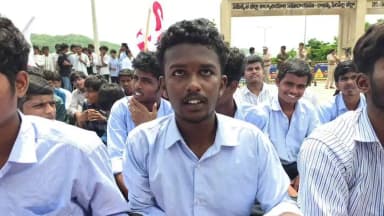 సిరిసిల్ల: కలెక్టరేట్ వద్ద ధర్నా సందర్బంగా మాట్లాడిన పాలిటెక్నిక్ విద్యార్థి