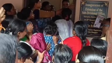 বালুরঘাট: অন্নপূর্ণা ভাণ্ডারের দরখাস্ত জমা দিতে গিয়ে অফিস কর্মীর বিরুদ্ধে মহিলাদের মারধরের অভিযোগে উত্তপ্ত বালুরঘাট এসডিও অফিস
