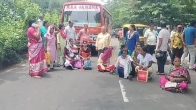 ফরিদপুর দুর্গাপুর: দুর্গাপুরে অন্নপূর্ণা যোজনা থেকে বঞ্চনার অভিযোগ, মহকুমা শাসক দপ্তরের সামনে মহিলাদের পথ অবরোধ