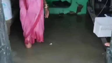 मानिकपुर: बारिश बनी आफत, छेरिया खुर्द में बाढ़ का पानी घरों में घुसा; अनाज भीगा, सामान और मवेशी बहे