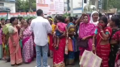 তুফানগঞ্জ ১: অন্নপূর্ণা ভাণ্ডারের টাকা না পেয়ে তুফানগঞ্জ BDO অফিসের সামনে রাজ্য সড়ক অবরোধ মহিলাদের