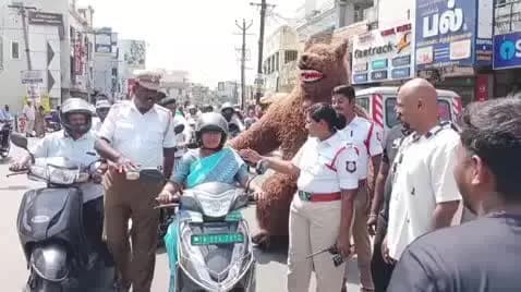 நாமக்கல்: தலைக்கவசம் அணிய வலியுறுத்தி போக்குவரத்து போலீசார் விழிப்புணர்வு ஏற்படுத்தினர்