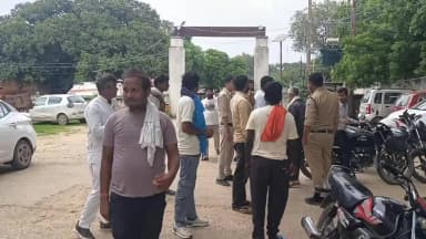 अंबाह: बिजली कनेक्शन काटने पर किसरोली, कछपुरा और लखुआ गांव के ग्रामीणों का बिजली कार्यालय पर हंगामा