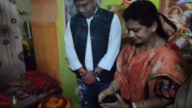 बैंड बाजे के साथ धूमधाम से निकाली गई कलश वंदन यात्रा
....
समानता, समरसता और सामाजिक एकता की प्रेरणा देता है संत रविदास जी का जीवन…
विधायक श्रीमती मनीषा सिंह ने शहडोल के जय स्तम्भ चौक स्थित शिव मंदिर में पूजा अर्चना कर संत शिरोमणि श्री गुरु रविदास महाराज जी की
650वीं जयंती के अवसर पर ‘समरसता संकल्प अभियान का शुभारंभ किया एवं ‘कलश यात्रा’ बैंड बाजे के साथ निकाली गई।
#शहडोल #shahdol