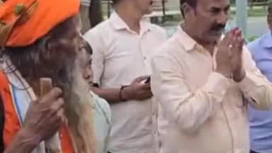 हंडिया: हाथ के बल काशी विश्वनाथ मंदिर जा रहे शिवभक्त से मिले ब्लॉक प्रमुख, जाना हालचाल