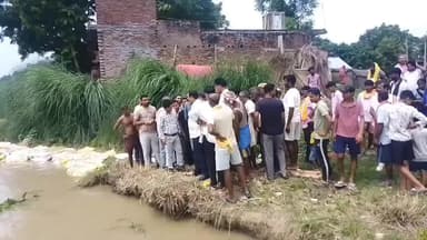 बैरिया: उदयी छपरा में गंगा नदी का बढ़ा दबाव, कटान रोकने में बाढ़ विभाग जुटा