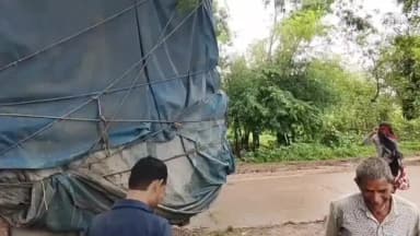 गुनौर: पटना कला गांव में सीमेंट से लदा ट्रक सड़क किनारे धंसा, देर रात तक चला बचाव अभियान
