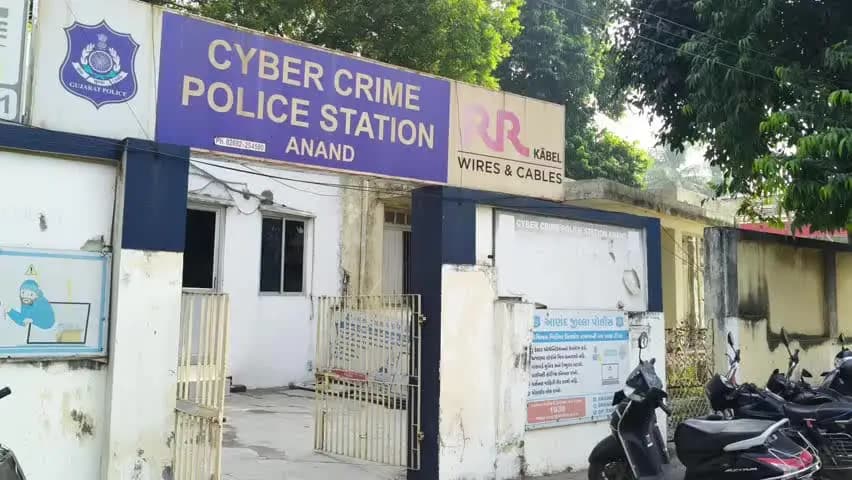 આણંદ શહેર: આણંદ સાયબર ક્રાઇમ પોલીસે ગામડી ઓવરબ્રિજ નીચે છાપો મારીને સાયબર ફ્રોડના ગુનામાં બેંકની કીટોની હેરાફેરી કરતા ઝડપી પાડ્યા