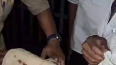 भिंड नगर: पुलिस ने रेलवे पटरी पर लेटे युवक को मौत से 50 मीटर पहले खींचकर बचाया