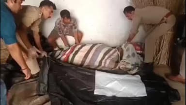 नौगावां सादात: प्रधान की पशुशाला के भूसे के ढेर में मिला नौकर प्रदीप का सड़ा-गला शव, मौके पर पहुंचे एसपी लखन सिंह यादव