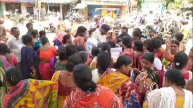 ঝাড়গ্রাম: অন্নপূর্ণা যোজনার টাকা না পাওয়ার অভিযোগে ঝাড়গ্রাম পুরসভা ঘেরাও,মহিলাদের বিক্ষোভ