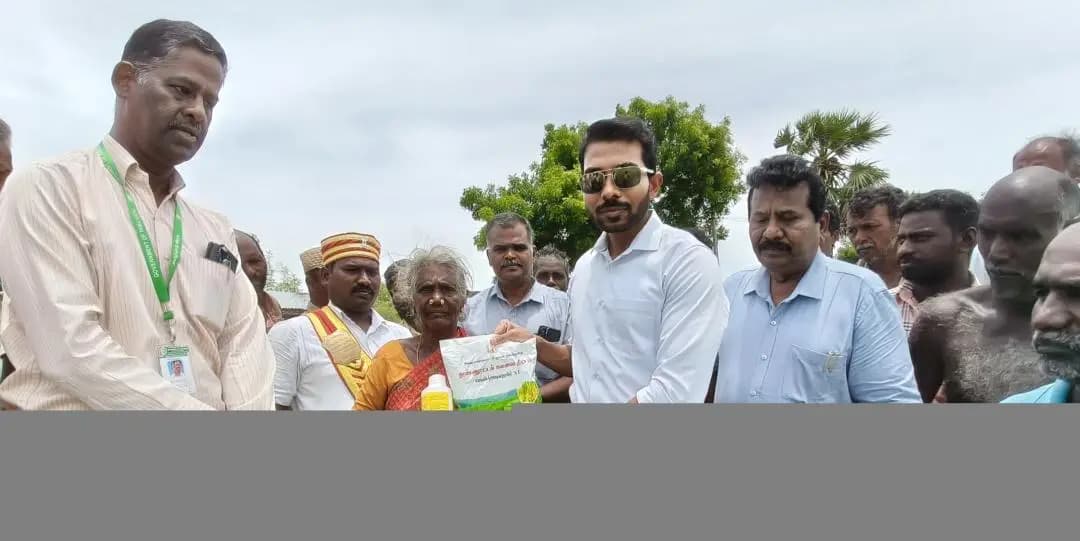 விழுப்புரம்: ஒடுவன்குப்பத்தில் விவசாயிகளுக்கு இயந்திர பின்னேர்ப்பு மானியம் உள்ளிட்ட இடுபொருட்கள் வழங்கப்பட்டது