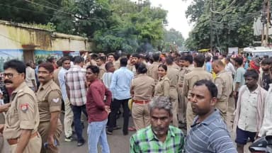 मिर्ज़ापुर: चार दिन से लापता ट्रक ड्राइवर का शव पोस्टमार्टम के बाद परिजनों ने शव रखकर किया चक्का, मौके पर पुलिस