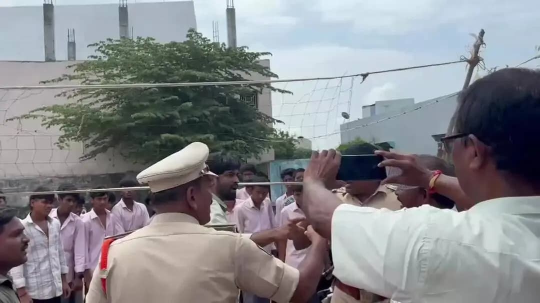 టెక్కలి: విద్యార్థినితో అసభ్యంగా ప్రవర్తించిన విశ్వజ్యోతి జూనియర్ ఉపాధ్యాయుడు