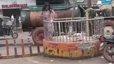 गुना नगर: पुराने बस स्टैंड पर बनी लॉटरी में खड़े होकर टैटू को दिखाते हुए युवती ने किया हंगामा, भीड़ हुई जमा, वीडियो वायरल