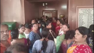কৃষ্ণনগর ১: অন্নপূর্ণার টাকা না পেয়ে কৃষ্ণনগর পৌরসভায় মহিলাদের বিক্ষোভ
অন্নপূর্ণার টাকা কোথায়? ক্ষোভে ফুঁসছেন মহিলারা!