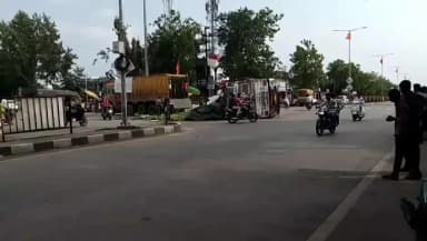 मोर्शी: शिव छत्रपती चौक येथे केळी घेऊन जाणारा ट्रक उलटला