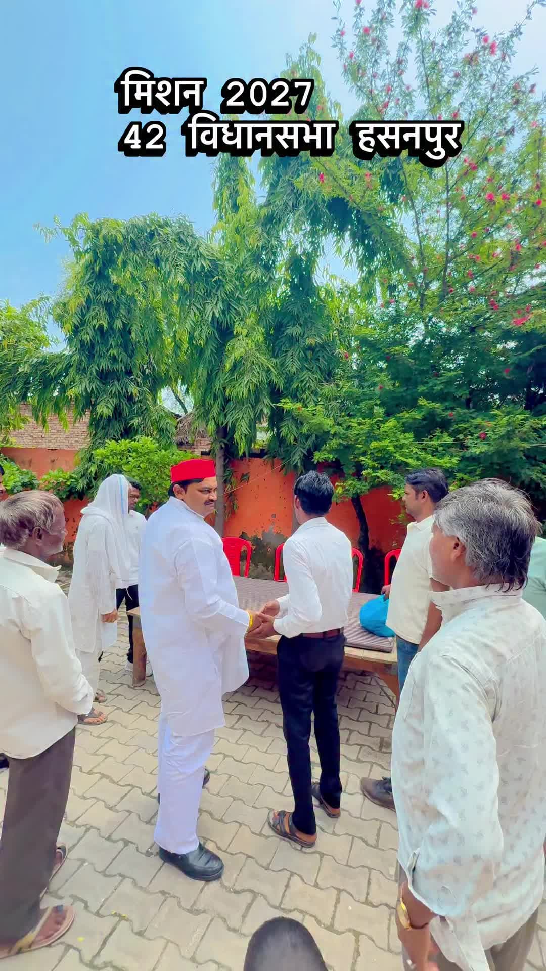 हसनपुर के पास ग्राम रुखालू में आए है प्रमुख राजेंद्र सिंह खड़कवंशी सड़क के मैं मामले में