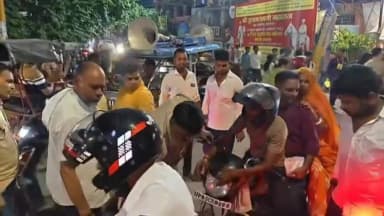 मथुरा: वृंदावन में बाइक सवार का टायर पंचर करने वाले मुख्य आरक्षी को निलंबित किया गया, कप्तान ने लिया संज्ञान