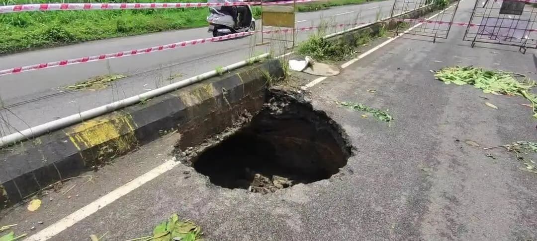 ಉಡುಪಿ: ಉಡುಪಿ ಗುಂಡಿಬೈಲಿನಲ್ಲಿ ರಸ್ತೆಯಲ್ಲಿ ಬೃಹತ್ ಕಂದಕ ಬಾಯ್ತೆರೆದು ವಾಹನ ಸಂಚಾರಕ್ಕೆ ತೊಂದರೆ