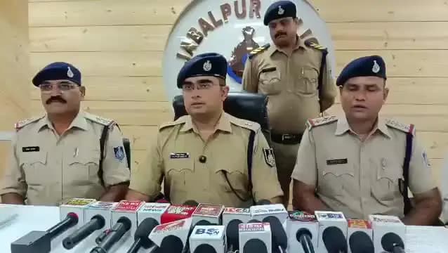 दो शातिर झपटमार और वाहन चोर गिरफ्तार, आईफोन समेत 5 मोबाइल और 2 ई-रिक्शा बरामद