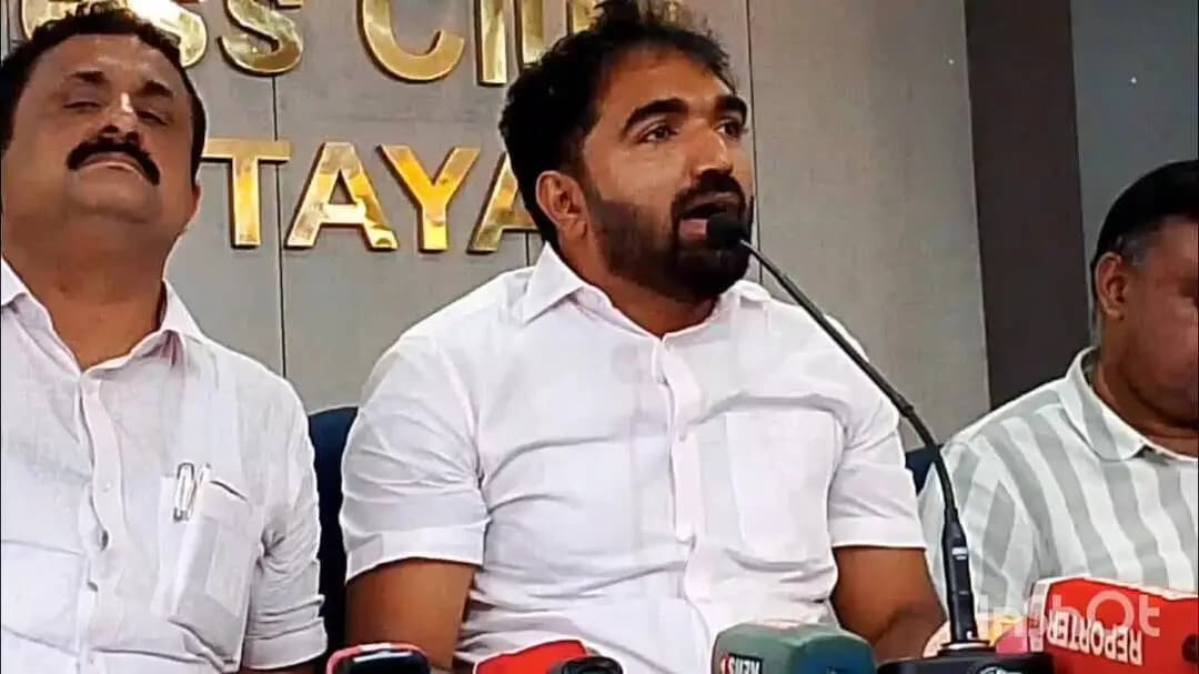 കോട്ടയം: എൻ.എസ്.എസ് ജനറൽസെക്രട്ടറിയെ വ്യക്തിപരമായി വേട്ടയാടുന്നത് ശരിയല്ലെന്ന് ചാണ്ടി ഉമ്മൻ എംഎൽഎ പ്രസ് ക്ലബിൽ പറഞ്ഞു