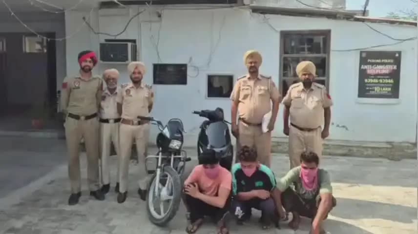ਬਰਨਾਲਾ: ਥਾਣਾ ਸਿਟੀ ਵਨ ਪੁਲਿਸ ਵੱਲੋਂ ਇੱਕ ਚੋਰ ਗਿਰੋਹ ਦੇ ਤਿੰਨ ਮੈਂਬਰ ਕਾਬੂ ਚੋਰੀ ਦਾ ਇੱਕ ਮੋਟਰਸਾਈਕਲ ਅਤੇ ਇੱਕ ਇਲੈਕਟਰਿਕ ਸਕੂਟਰੀ ਬਰਾਮਦ