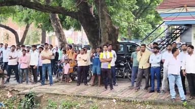 मंझनपुर: मंझनपुर कोर्रो रोड पर एक मकान में सिपाही की पत्नी की संदिग्ध मौत, शव कमरे में फंदे पर लटका मिला, पुलिस ने भेजा PM