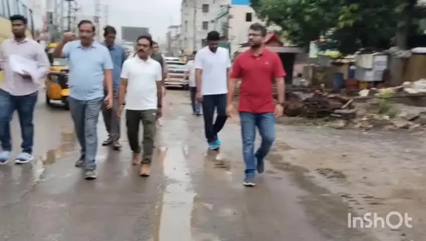 గుంటూరు: బృందావన్ గార్డెన్స్ రోడ్ విస్తరణ పనులను పరిశీలించిన నగర కమిషనర్