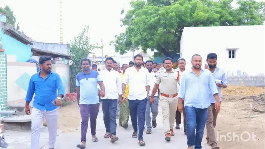 బాపట్ల: దేవి నూతలపాడు లో అగ్ని ప్రమాద బాధితులను పరామర్శించి, సహాయం అందించిన టిడిపి అధికార ప్రతినిధి మహేంద్ర నాథ్