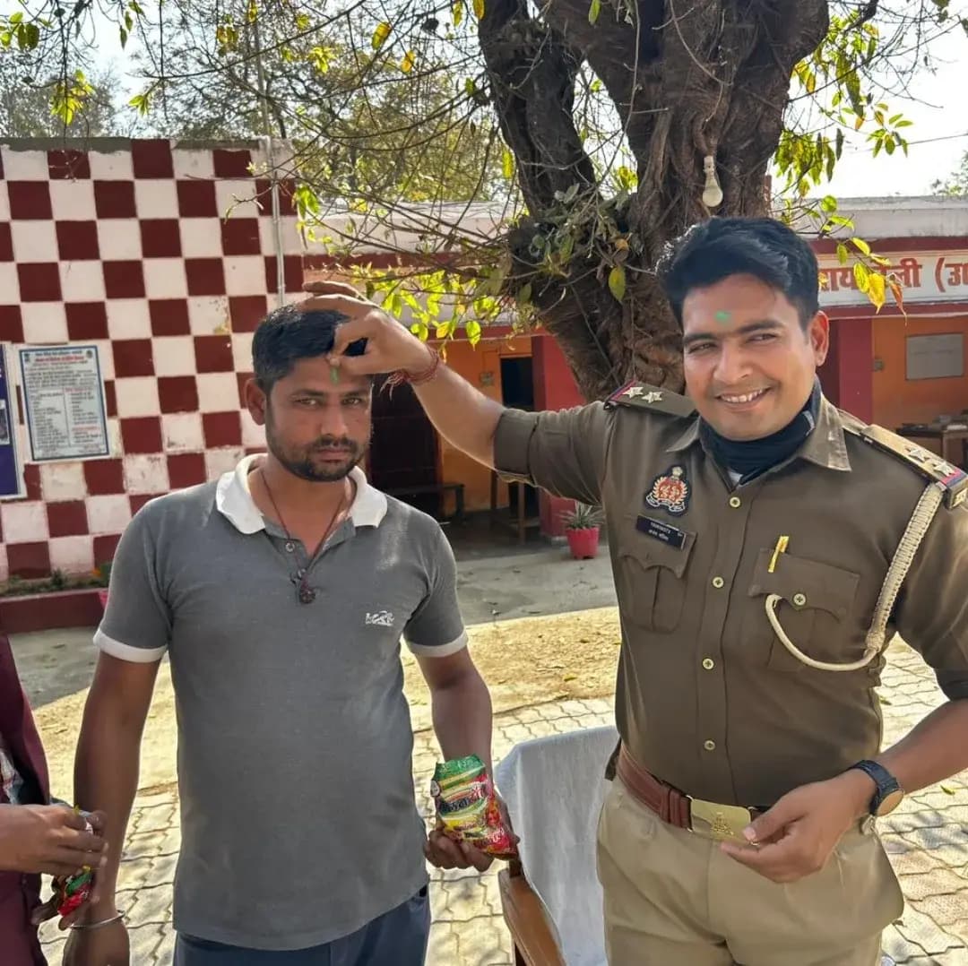 होली के पावन अवसर पर कोतवाली रायबरेली थाना जगतपुर के थाना प्रभारी एस ओ पंकज त्यागी जी समेत सारे स्टाफ से मुलाकात हुई 🚨🖋️