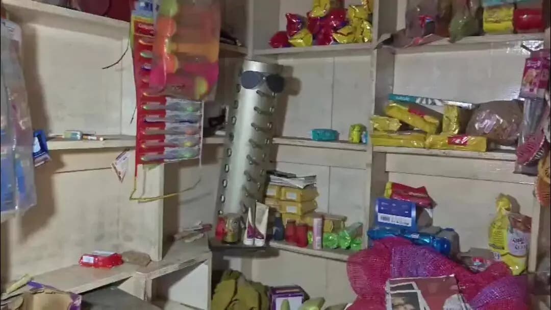 जमुआ: जमुआ के सियाटांड़ चौक पर पान गुमटी में चोरी, चोर ₹30 हज़ार का सामान ले गए