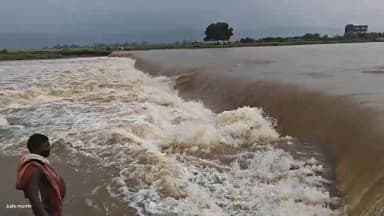 मानिकपुर: मानिकपुर के चमरौहा रपटा पर पीएसी जवान तैनात, नाव से ग्रामीणों की आवाजाही शुरू