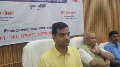 प्रधानमंत्री आवास योजना-ग्रामीण के अंतर्गत आवास पूर्ण करने वाले लाभुकों के बीच गृह प्रवेश हेतु चाभी एवं नवचयनित लाभुकों के बीच स्वीकृति पत्र का किया गया वितरण:*
कटिहार,20 अगस्त 2026 गुरुवार।
प्रधानमंत्री आवास योजना-ग्रामीण के अंतर्गत वित्तीय वर्ष 2026-27 के लक्ष्य के आवंटन तथा देशभर में 22 लाख 35 हजार आवासों के गृह प्रवेश कार्यक्रम का आयोजन बापू सभागार, पटना में माननीय मंत्री, ग्रामीण विकास मंत्रालय, भारत सरकार, श्री शिवराज सिंह चौहान द्वारा किया गया।
उक्त कार्यक्रम का लाइव प्रसारण गुरुवार को कटिहार समाहरणालय सभागार में किया गया।कार्यक्रम में माननीय पूर्व उप मुख्यमंत्री सह-माननीय विधायक कटिहार श्री तारकेश्वर प्रसाद, माननीय विधायक कोढ़ा कविता देवी, माननीय विधायक प्राणपुर निशा सिंह, माननीय जन-प्रतिनिधिगण के साथ जिला के वरीय पदाधिकारियों, कर्मियों एवं प्रधानमंत्री आवास योजना-ग्रामीण के लाभुकों ने सहभागिता की।
कार्यक्रम के दौरान कटिहार जिला में प्रधानमंत्री आवास योजना-ग्रामीण के अंतर्गत आवास निर्माण कार्य पूर्ण करने वाले लाभुकों के बीच गृह प्रवेश हेतु आवास की चाभी एवं शुभकामना संदेश तथा नवचयनित लाभुकों के बीच स्वीकृति पत्र का वितरण किया गया।
जिलास्तर पर सांकेतिक रूप से निम्न लाभुकों को प्रधानमंत्री आवास योजना-ग्रामीण अन्तर्गत "स्वीकृति पत्र" का वितरण किया गया।
पिंकी देवी
मिलन देवी
नाजमीन खातुन
रुखसोना देवी
पुतली देवी
जिलास्तर पर सांकेतिक रूप से निम्न लाभुकों को प्रधानमंत्री आवास योजना-ग्रामीण अन्तर्गत "बधाई पत्र एवं आवास की प्रतीकात्मक चाभी" का वितरण किया गया।
कंचन देवी
पल्लवी देवी
सलेहा खातुन
नुजहत बानो
ब्रजवाला पॉल
इस अवसर पर उपस्थित लाभुकों को प्रधानमंत्री आवास योजना-ग्रामीण के साथ-साथ सरकार की विभिन्न जनकल्याणकारी योजनाओं से लाभान्वित होने की प्रक्रिया की भी जानकारी दी गई। लाभुकों को जीविका, वीभी जी राम जी, लोहिया स्वच्छ बिहार अभियान, विद्युत कनेक्शन, प्रधानमंत्री उज्ज्वला योजना, स्वच्छ पेयजल सहित अन्य योजनाओं एवं सेवाओं से जुड़कर अधिकतम लाभ प्राप्त करने के लिए प्रेरित किया गया। अधिकारियों द्वारा संबंधित योजनाओं की पात्रता, आवेदन प्रक्रिया तथा उपलब्ध सुविधाओं के संबंध में आवश्यक जानकारी भी दी गई।
कार्यक्रम को संबोधित करते हुए जिलाधिकारी, कटिहार श्री आशुतोष द्विवेदी ने प्रधानमंत्री आवास योजना-ग्रामीण के स्वीकृत सभी लाभुकों से अपील किया कि वे अपने आवास का निर्माण कार्य निर्धारित मानकों के अनुरूप समयबद्ध तरीके से पूर्ण करें। उन्होंने संबंधित पदाधिकारियों एवं कर्मियों को भी निर्देशित किया कि आवास योजना के लाभुकों को आवश्यक मार्गदर्शन एवं सहयोग उपलब्ध कराते हुए आवास निर्माण कार्य को गति प्रदान करें, ताकि कोई भी पात्र लाभुक योजना के लाभ से वंचित न रहे।
जिलाधिकारी ने कहा कि प्रधानमंत्री आवास योजना-ग्रामीण का उद्देश्य ग्रामीण क्षेत्र के जरूरतमंद परिवारों को सुरक्षित एवं सम्मानजनक आवास उपलब्ध कराना है। आवास के साथ-साथ अन्य मूलभूत सुविधाओं से लाभुक परिवारों को जोड़कर उनके जीवन स्तर में अपेक्षित सुधार लाना सरकार की प्राथमिकता है। उन्होंने लाभुकों से उपलब्ध योजनाओं का समुचित लाभ उठाने तथा अपने आसपास के पात्र लोगों को भी सरकारी योजनाओं की जानकारी देने का निर्देश दिया।
जिला पदाधिकारी ने कहा कि जिला प्रशासन कटिहार द्वारा प्रधानमंत्री आवास योजना-ग्रामीण के सफल क्रियान्वयन हेतु पात्र लाभुकों को समय पर स्वीकृति प्रदान करने, आवास निर्माण को निर्धारित अवधि में पूर्ण कराने तथा विभिन्न योजनाओं से लाभुकों को अभिसरण के माध्यम से जोड़ने की दिशा में निरंतर कार्य किया जा रहा है।
जिला जनसम्पर्क पदाधिकारी,
कटिहार।
Information & Public Relations Department, Government of Bihar Rural Development Department, Government of Bihar #katihar