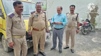 किशनी: किशनी में परिवहन अधिकारी ने 5 स्कूली वाहनों को किया सीज़