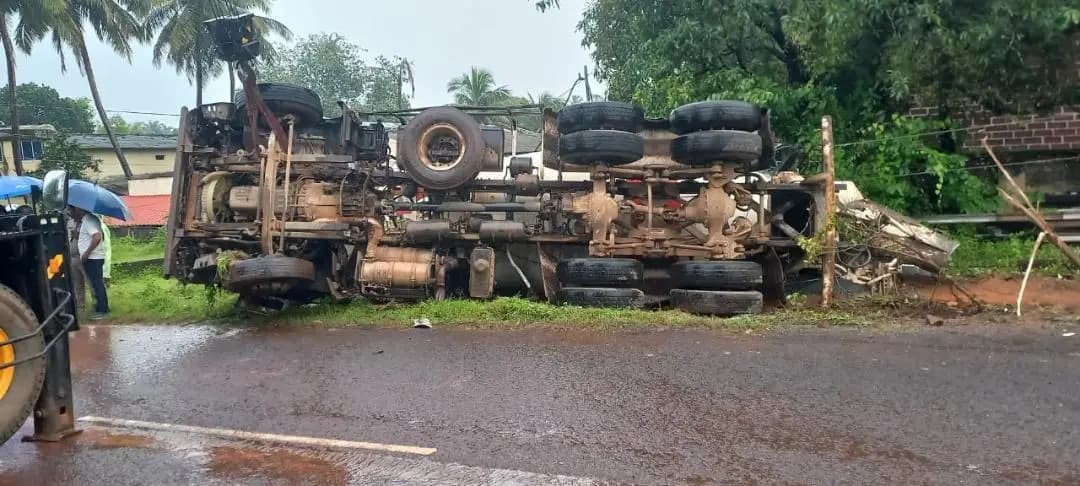 कुडाळ: कुडाळ एमआयडीसीत सिमेंट मिक्सर वाहनाचा अपघात, चालकाचा जागीच मृत्यू
