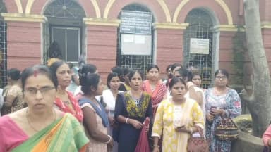 দিনহাটা ১: অন্নপূর্ণা প্রকল্পের টাকা না পাওয়ার অভিযোগ, দিনহাটা মহকুমা শাসকের দফতরে মহিলাদের বিক্ষোভ