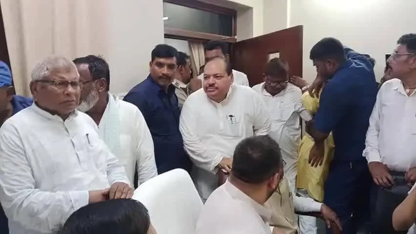 मधुबनी: जेल में बंद कैदी रोशन यादव की मौत मामले पर तेजस्वी यादव पहुंचे मधुबनी,किया प्रेस कॉन्फ्रेंस