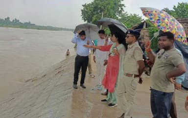উদয়নারায়ণপুর: দামোদর নদীর জলস্তর বেড়ে উদয়নারায়ণপুরে জরুরি পরিদর্শন