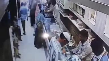 खुलताबाद: शहरातील सोनाराच्या दुकानातून दीड किलो सोने चोरी करताना महिला झाली सीसीटीव्ही मध्ये कैद, व्हिडिओ झाला व्हायरल
