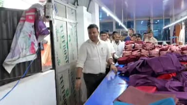 उचकागांव: साथी जीविका सिलाई केंद्र का डीएम समीर सौरभ ने किया निरीक्षण, केंद्र के विकास के लिए हरसंभव सहायता देने का दिया आश्वासन