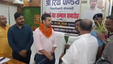 पुपरी: पुपरी नगर परिषद कार्यालय में स्थानांतरित डीएम रिची पांडेय का विदाई सह सम्मान समारोह आयोजित
