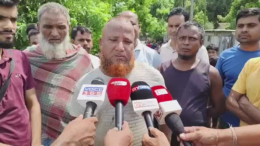 ধুবুৰী ভাগ: গৌৰীপুৰ দুমৰদাহ মধুশৌলমাৰীত ৰেল বিভাগে পথ বন্ধ কৰাৰ বিৰুদ্ধে স্থানীয় ৰাইজৰ প্ৰতিক্ৰিয়া।